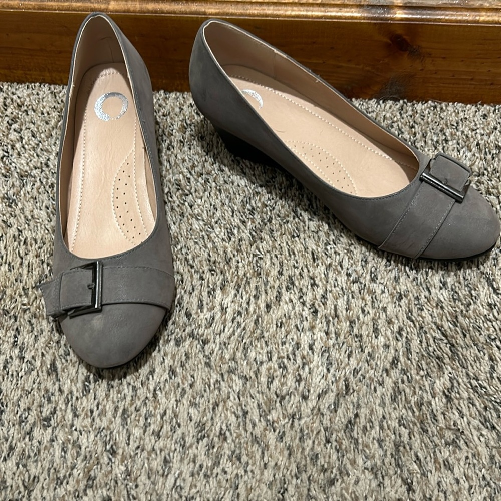 Size 8 Journeys gray dress shoes